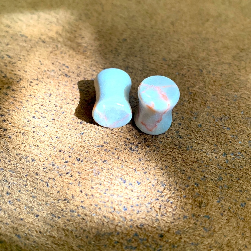 Stone plugs 0g